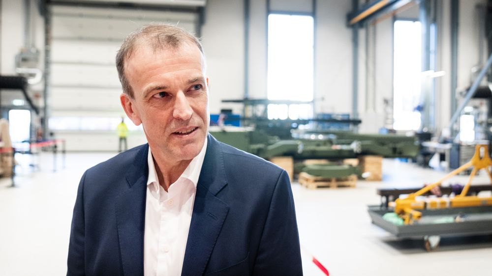 Eirik Lie, administrerende direktør i Kongsberg Defence & Aerospace, inne der Nasams produseres på Kongsberg i januar 2023. Her har selskapet nå på eget initiativ bygget noen enheter som er klare for eventuell påkrevd tidligleveranse.