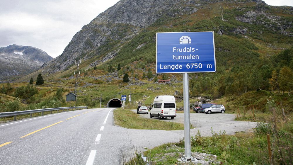 Frudalstunnelen er en del av veiforbindelsen mellom Sogndal og Fjærland, er 6 758 meter lang, og ble åpnet 29. oktober 1994.