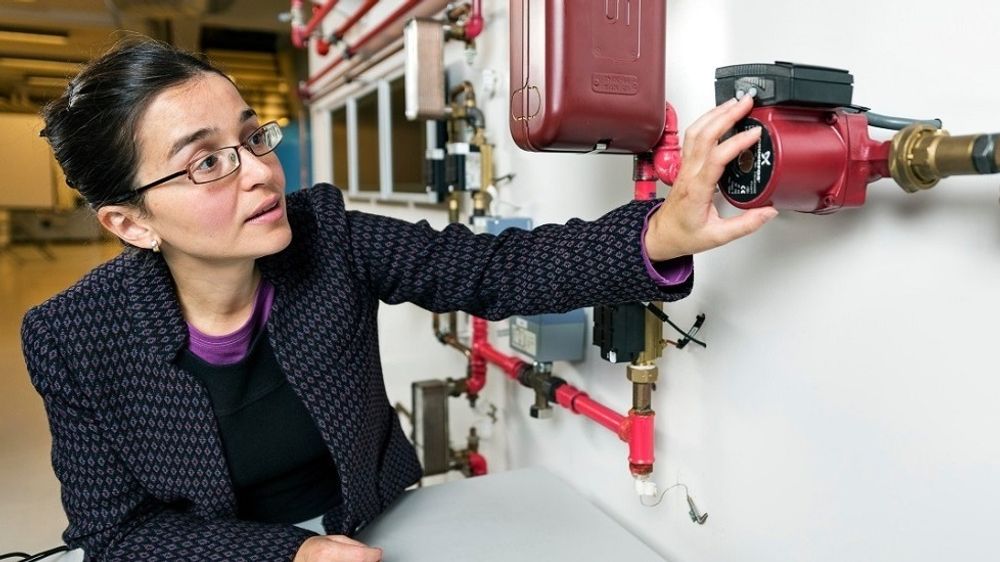 Professor Natasa Nord forsker på å effektivisere kontrollsystemer for oppvarming, inkludert den typen som brukes på NTNUs campus Gløshaugen.