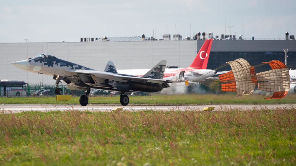 Sukhoi Su-57 lander under flyshowet MAKS utenfor Moskva i 2019 med et tyrkisk presidentfly parkert i bakgrunnen. Dette Airbus A319-flyet ble senere gitt videre til Albania etter at Recep Tayyip Erdogan fikk et Boeing 747-8I fra Qatar.