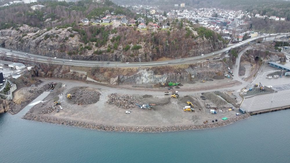 Slik ser det ferdig utfylte havneområdet ved Gartnerløkka i Kristiansand ut. Her kommer bl.a. ny biloppstillingsplass for Danmarksferga. Utvidelsen av området ligger i forgrunnen ut mot havet. 