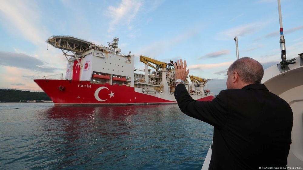 Tyrkias president Recep Tayyip Erdoğan vinker til boreskipet Fatih som oppdaget det enorme Sakarya-gassfeltet i Svartehavet.
