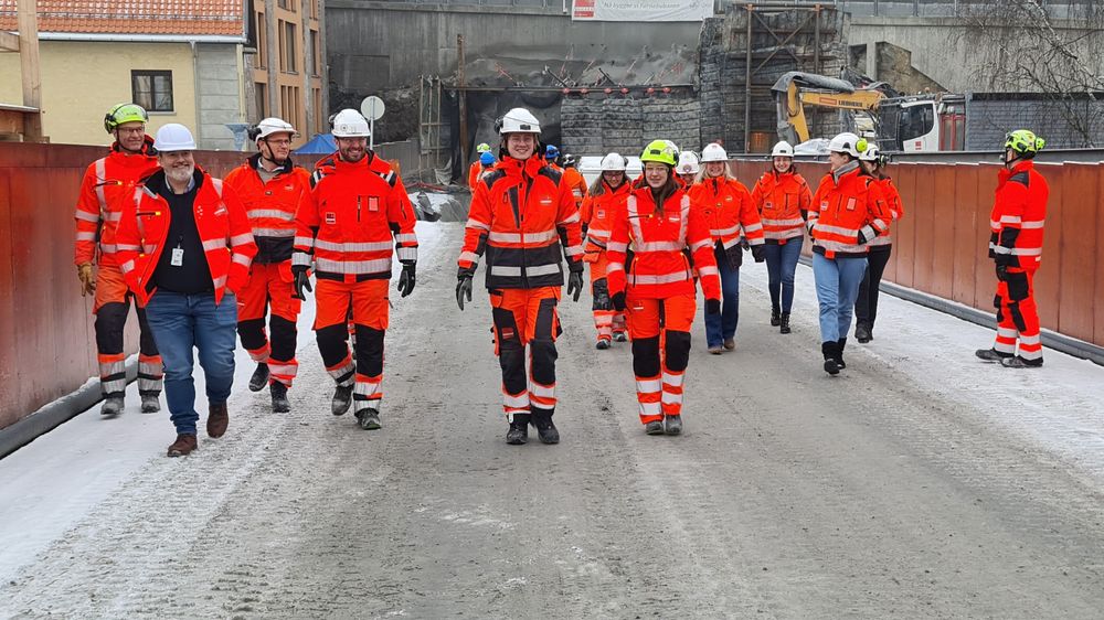 Anleggsarbeiderne på Lysaker sprenger seg inn til den nye Fornebubanen.