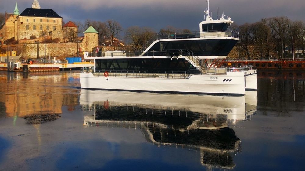 MS Brisen skal seile med turister i Oslofjorden. Rekkevidden er 100 nautiske mil med batterikapasitet på 800 kWh. Fartøyet er 24 meter langt og 11 meter bredt, bygget i karbon hos Brødrene Aa. Det har i likhet med søsterskiepen plass til 147 passasjerer og et mannskap på tre. 