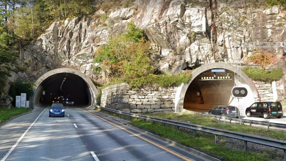 Glaskartunnelen er en tunnel på europavei 39 og europavei 16 i Bergen har to løp på henholdsvis 592 og 580 meter. Det første løpet åpnet 4. juli 1985, og det andre 18. juni 1990.