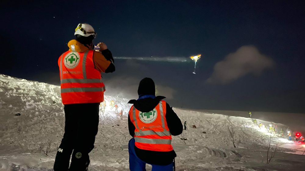En drone med påmontert skredsøker på øvelse i Troms. Det er den første fungerende skredsøkeren for drone i verden. Nå vil det norske selskapet sende falske basestasjoner opp i lufta for å finne savnede.