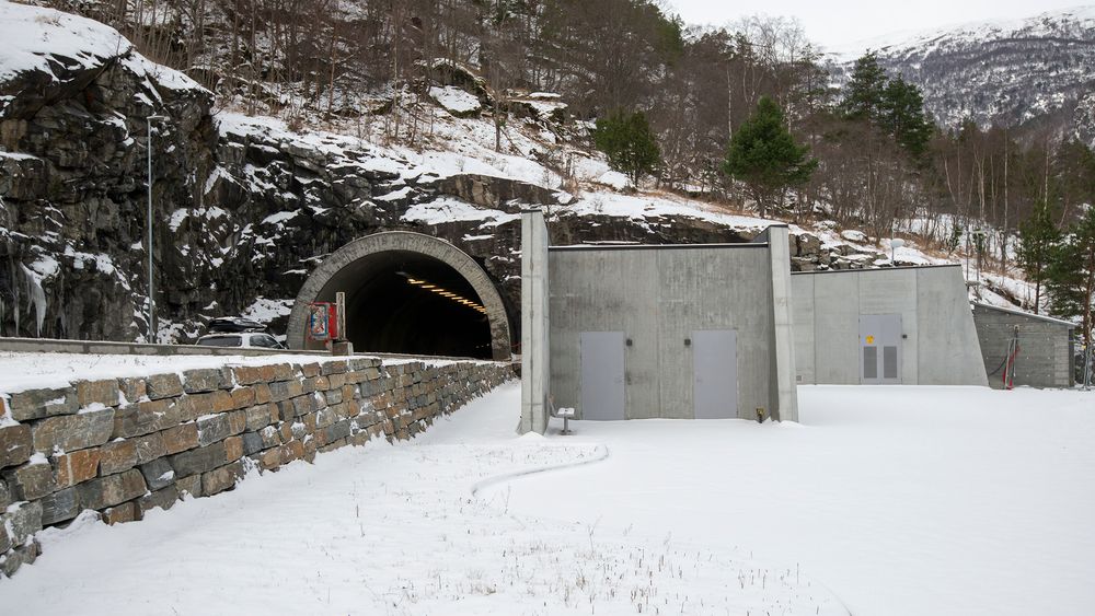 Mellom tunnelene, ved utgangen av Seltatunnelen, er det satt opp et arkitekttegnet bygg som ikke bare inneholder tekniske installasjoner, men også toalett for vegfarende.