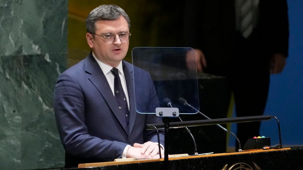 Ukrainas utenriksminister Dmytro Kuleba ba FN-delegatene stemme for resolusjonen som krever at krigen avsluttes og at Russland trekker sine styrker ut av Ukraina.