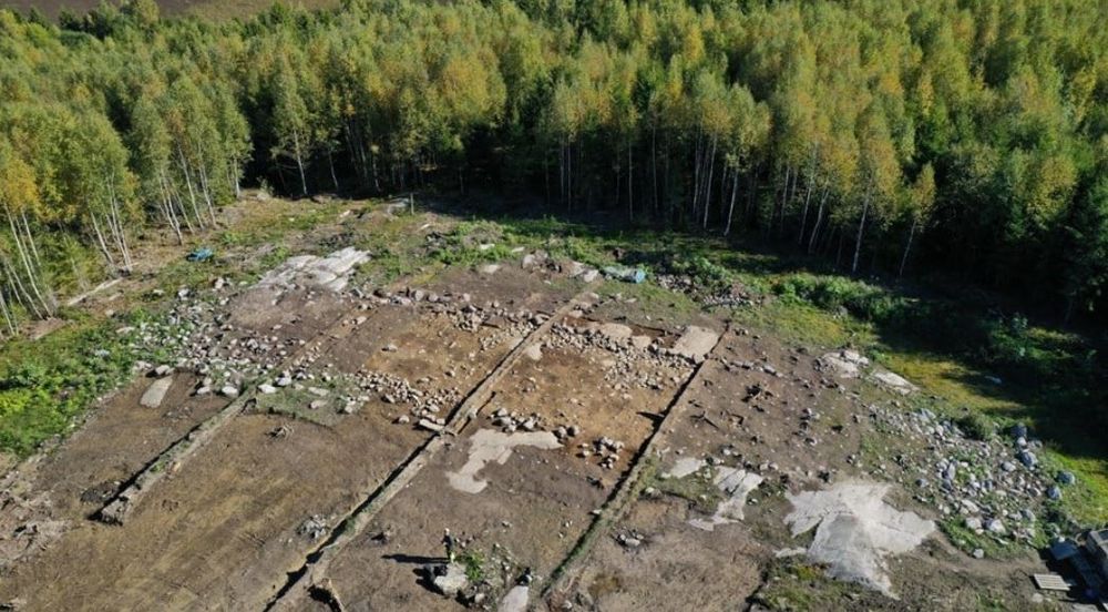Dronebildet viser hustuftene på Oppsal i Nordre Follo. Hustuftene er foreløpig datert til perioden yngre romertid-folkevandringstid (ca 300 - 550 e.Kr.) Foto: 