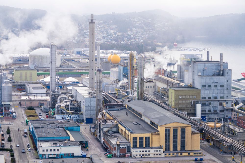 Det har oppstått en stor gasslekkasje ved Herøya Industripark i Porsgrunn torsdag. 