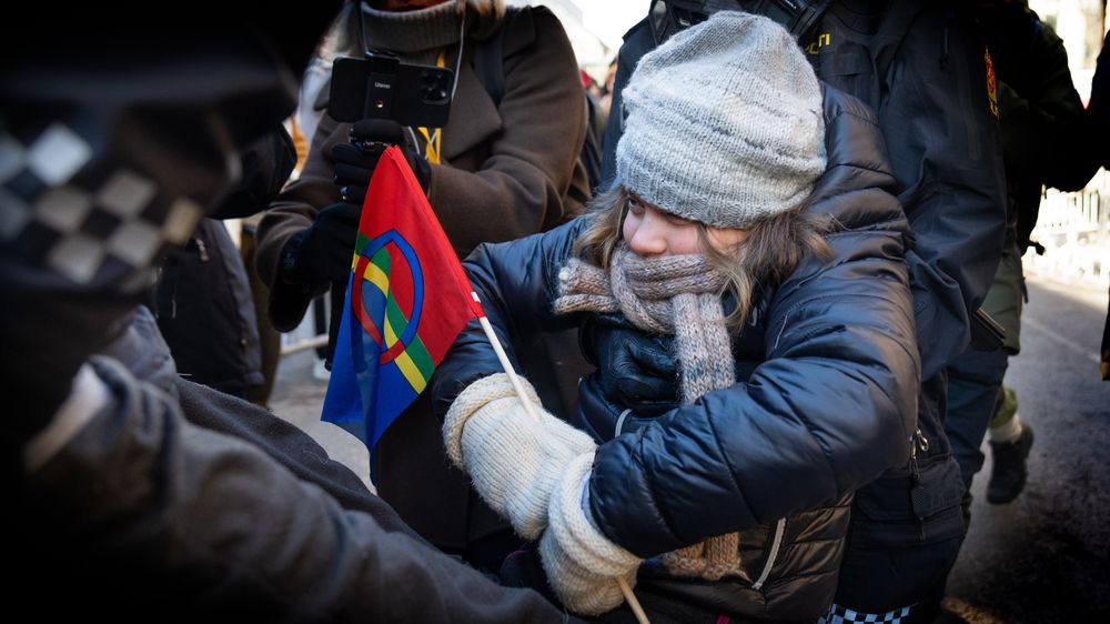 Greta Thunberg bæres vekk av politiet under Fosen-aksjonen ved departementene.