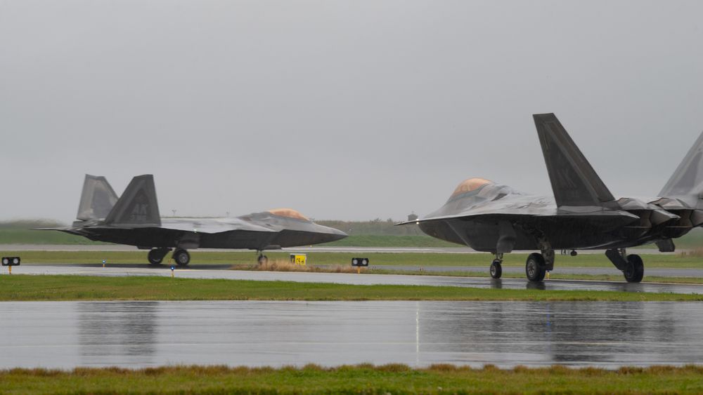 F-22A Raptor fra US Air Force takser ut til avgang fra Ørland flystasjon i september 2022.