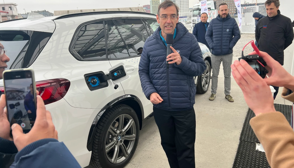 BMWs hydrogensjef Jürgen Güldner med en av selskapets testbiler, en IX5 Hydrogen.