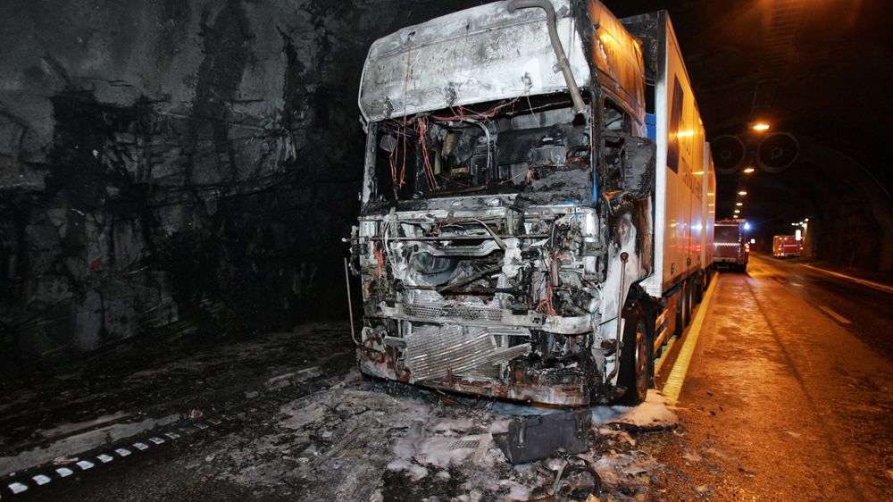 Fra tunnelbrannen i Mastrafjordtunnelen ved Stavanger i 2006, der et vogntog tok fyr og brant helt ut.