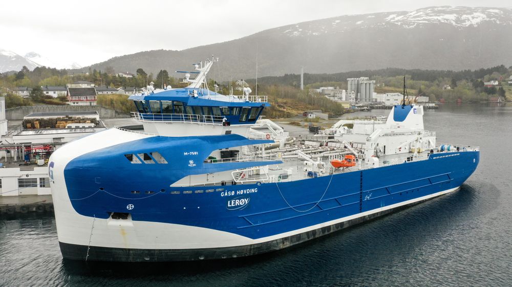 Brønnbåten «Gåsø Høvding» er enn så lenge regnet som verdens største brønnbåt. Her ligger den til kai rett over bukten for Cflow i forbindelse med systemoppdatering ved en tidligere anledning.
