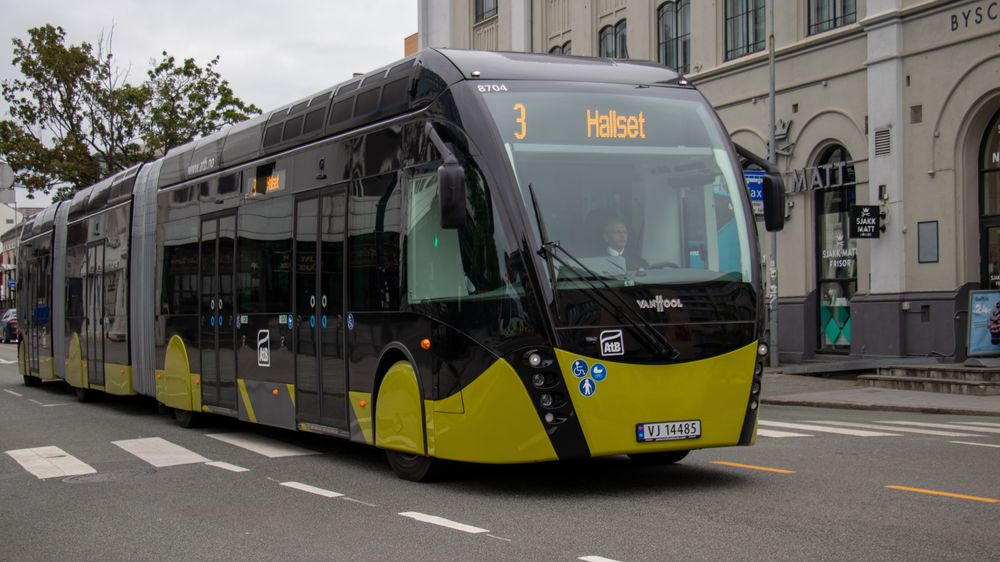 Dersom pilotprosjektet i Trondheim lykkes, planlegger AtB å lade metrobussene via elektrisitet i vegbanen.