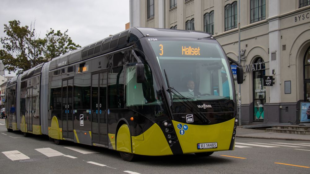 Det er store metrobusser, som disse dobbelleddbussene fra Van Hool, som potensielt kan bli helektriske med lading i bakken i Trondheim i fremtiden.