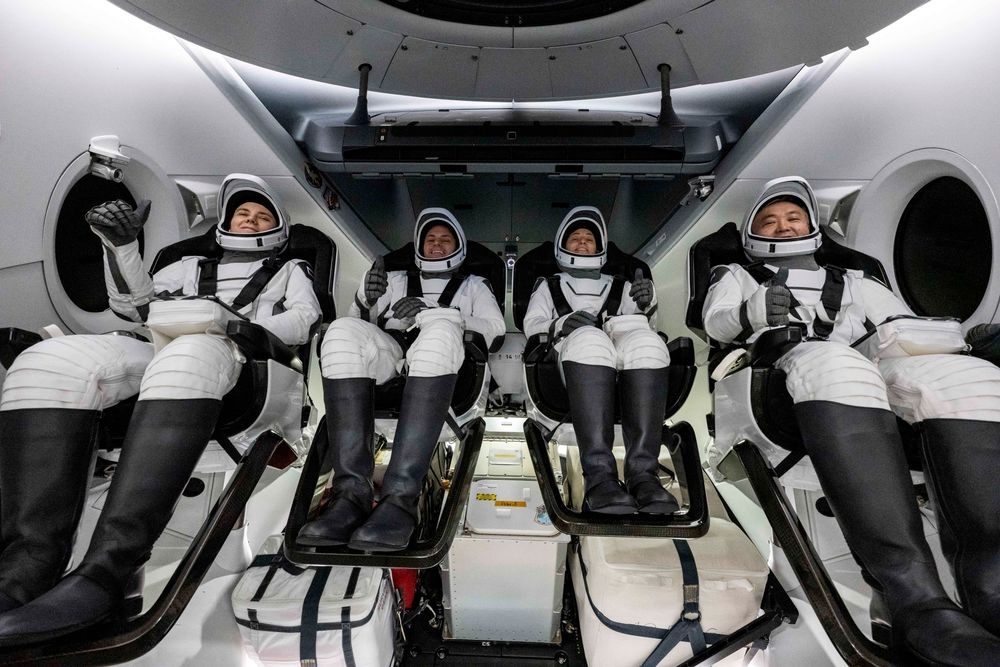 Anne Kikina (til venstre), Josh Cassada, Nicole Aunapu Mann og Koichi Wakata om bord i skipet som hentet dem etter landingen med SpaceX-fartøyet Endurance.