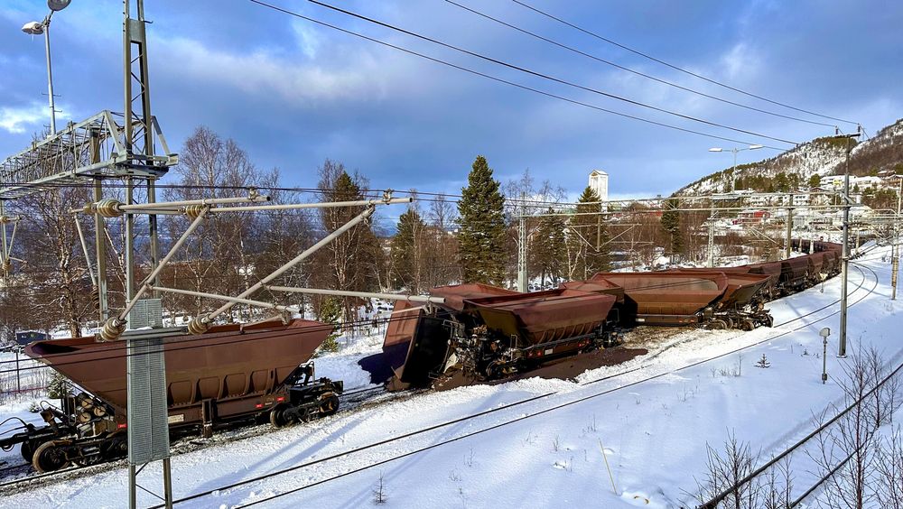 Det er omfattende skader på togsporene etter at 10–12 togvogner lastet med 100 tonn jernmalm hver sporet av like ved Narvik jernbanestasjon. Ingen personer ble skadd i hendelsen.