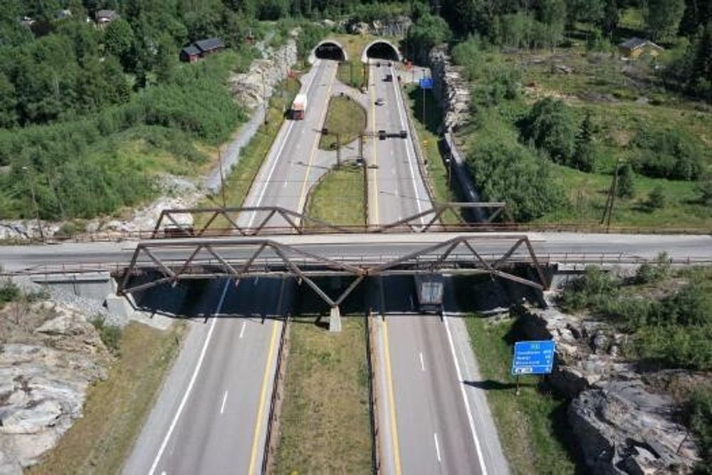 Sletta trebru går over E6 i Eidsvoll kommune.