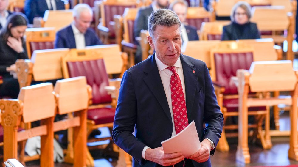 Olje- og energiminister Terje Aasland redegjorde for Stortinget om Fosen-saken mandag.