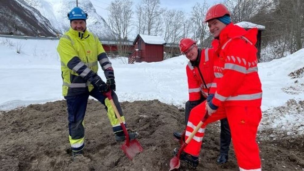 Fv. Sten Holt (Consto), Ståle Refstie (ordfører i Sunndal kommune) og Ove Nesje (Statens vegvesen) tok det symbolske første spadetaket i Sunndalen mandag.
