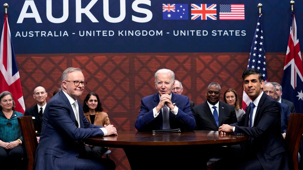 President Joe Biden var vert for et møte med Australias statsminister Anthony Albanese (t.v.) og Storbritannias statsminister Rishi Sunak på marinebasen Point Loma i San Diego i California mandag.