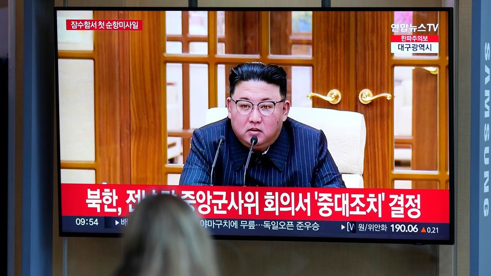 Nord-Korea skal ha avfyrt to ballistiske missiler mandag, samtidig som USA og Sør-Korea holder sin største militærøvelse på flere år. Nord-Koreas leder Kim Jong-un er her synlig i et nyhetsinnslag på sørkoreansk TV. 