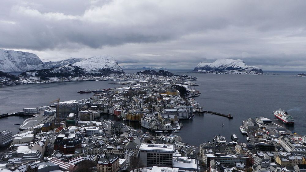 Ålesund sykehus ligger på Åse, rundt ni kilometer øst for bykjernen.