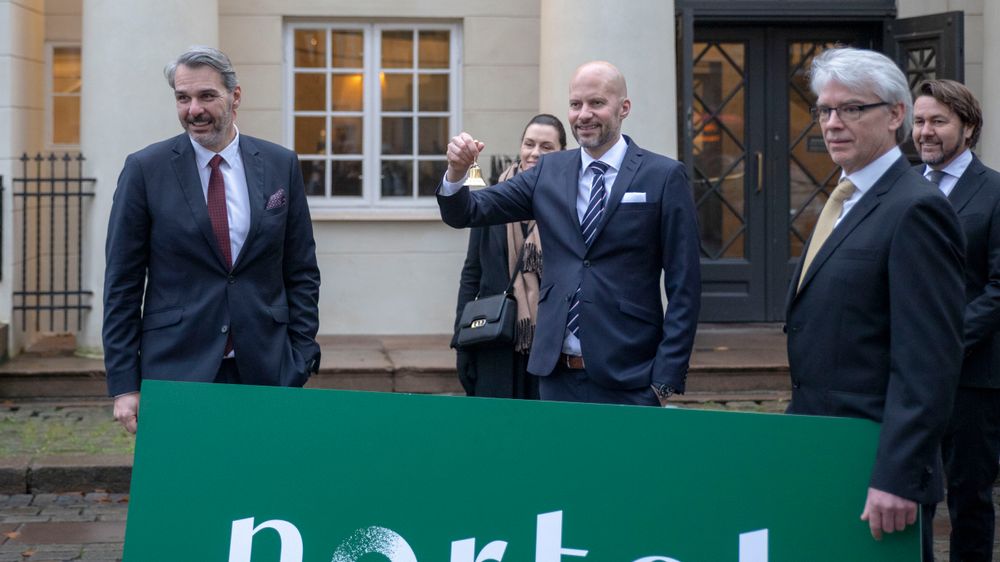 Nortel ble børsnotert 18. november 2020. Her ringer gründer og daglig leder Christian Pritchard i klokka for å markere det. Styreleder Arild Hustad helt til høyre i bildet. 