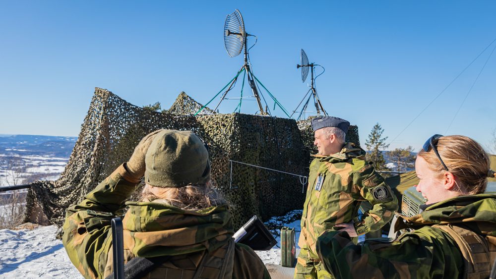 Bildet er tatt under øvelse Oslo Shield som igjen var en del av Joint Viking som avsluttes inneværende uke. I midten artikkelforfatter, oberst Martin Thu Tesli.