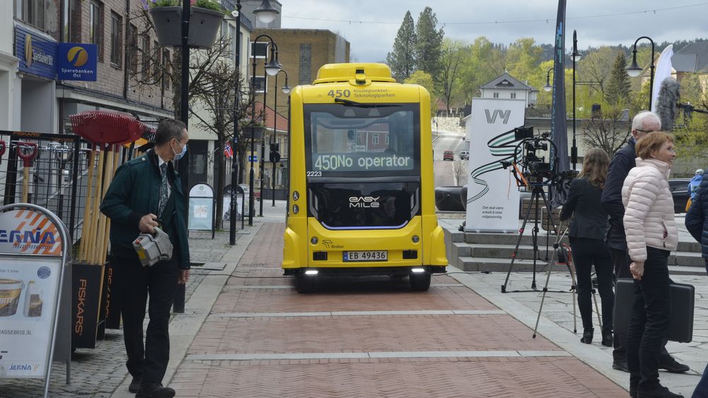 Utprøvingen av selvkjørende busser i Kongsberg (her i 2021) omtales i lite positive ordelag av samferdselsminister Jon-Ivar Nygård. – Prosjektet har bidratt til å bygge kunnskap, svarer Olav Madland, daglig leder i bedriften Applied Autonomy som var sentral i prosjektet.
