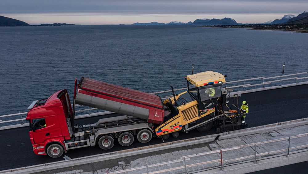 NCC i gang med asfaltering av den nye Nordøyvegen.