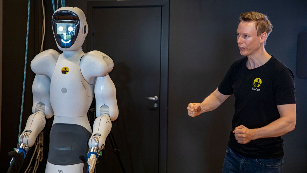 Gründer og daglig leder Bernt Børnich i 1X Technologies (tidligere Halodi Robotics) sammen med roboten Eve.