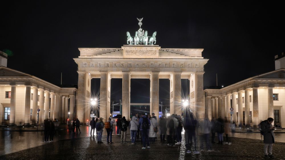 Folk samlet seg rundt Branderburger Tor i Berlin i forbindelse med Earth Hour i går.