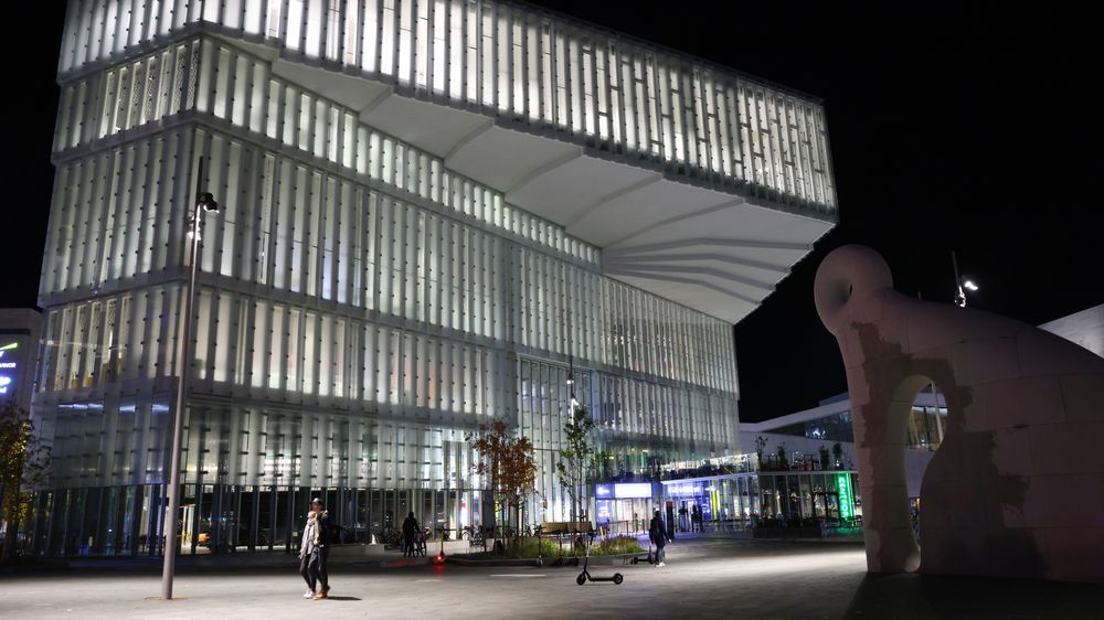 Kveldsbilde av Deichman Bjørvika som er Oslos hovedbibliotek. Mandag blir det ikke mulig å låne bøker på biblioteket.