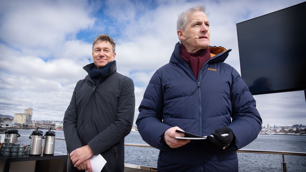 Regjeringen, her ved olje- og energiminister Terje Aasland og statsminister Jonas Gahr Støre, ber nå NVE om å konsekvensutrede tre nye områder for havvind på norsk sokkel, med mål om at de skal åpnes i 2025. 