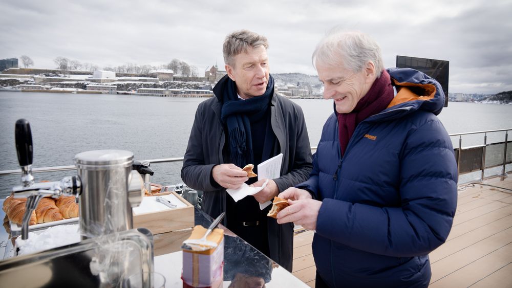 Energiminister Terje Aasland mener det er gode nyheter at strømprisen i 2040 kan være så lav at havvind ikke er lønnsomt. Her er han sammen med statsminister Jonas Gahr Støre da de første havvindområdene i Norge ble utlyst.