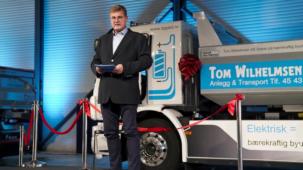 om Wilhelmsen under en presentasjon av en ny elektrisk tippbil hos Tom Wilhelmsen AS. 