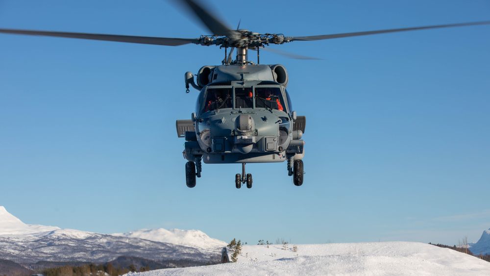 Dansk MH-60R på besøk til Bardufoss under øvelsen Joint Viking i mars 2023. Fra april er det norsk personell som flytter sørover.