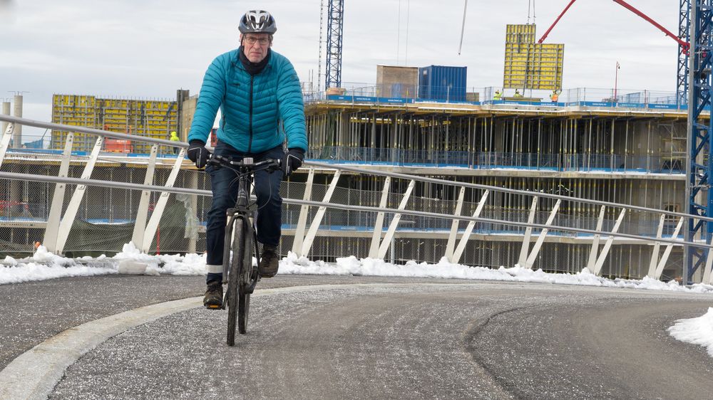 Torkel Børnskau på en kombinert gang- og sykkelvei nord for Forskningsparken i Oslo. Løsningen som er valgt er, etter Bjørnskaus mening, noe av det beste som finnes. Den skrå, avrundete kantsteinen gjør den lett å forsere og reduserer faren for ulykker.