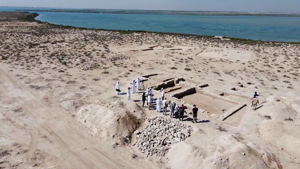 Dette bildet tatt av en drone viser ruiner på Siniyah-øya i Umm al-Quwain, De forente arabiske emirater. Arkeologer opplyste nylig at de har funnet den eldste perlebyen i Persiabukta. Funnet utvider denne unge nasjonens forståelse av sin førislamske historie.