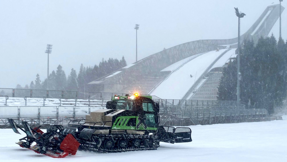 El-løypemaskinen Husky Emotion på jobb i Holmenkollen i Oslo.