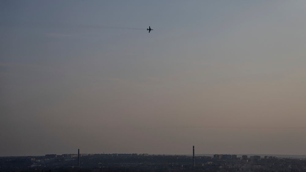Et ukrainsk jagerfly av typen Su-25 flyr over Druzjkivka øst i Ukraina. New York Times skriver at tjenestepersoner i det amerikanske forsvarsdepartementet tror det ukrainske luftforsvaret kan gå tom for raketter innen få uker. 