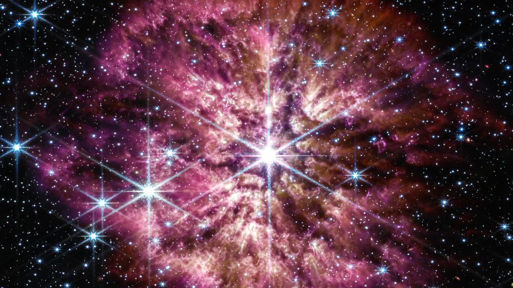 Dette bildet levert av NASA viser stjernen Wolf-Rayet 124, i midten, fanget av James Webb-romteleskopet i juni i fjor. Webb-teleskopet gjør stadig nye oppdagelser, nylig oppdaget det de fire fjerneste galaksene som noen gang er observert.