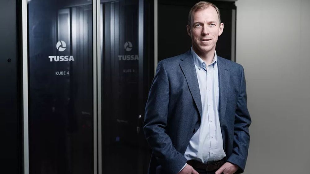Ivar Driveklepp i Tussa IKT, her i datasenteret i Ørsta, forteller at selskapet nå har 15.000 fiberkunder blant husstander og 1095 bedriftskunder med fiber.