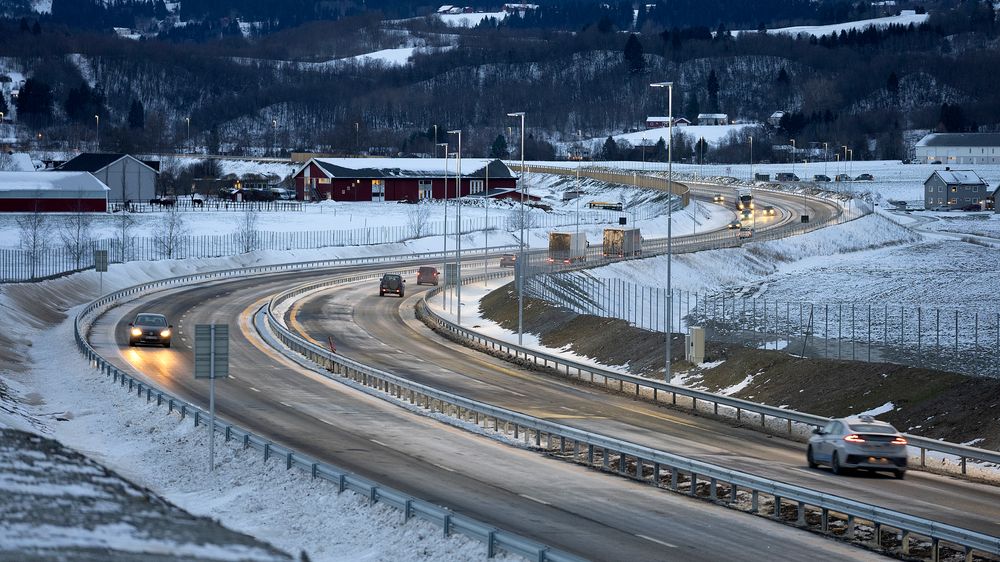 Firefeltsveier, som denne E6'en i Trøndelag, er både dyrt og lite miljøvennlig, mener SV.