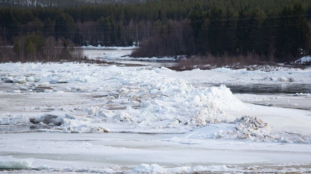 Store is- og vannmasser I Glomma nord for Hanestad i Rendalen for fem år siden. Da ble det varslet flom i området under snøsmeltingen.
