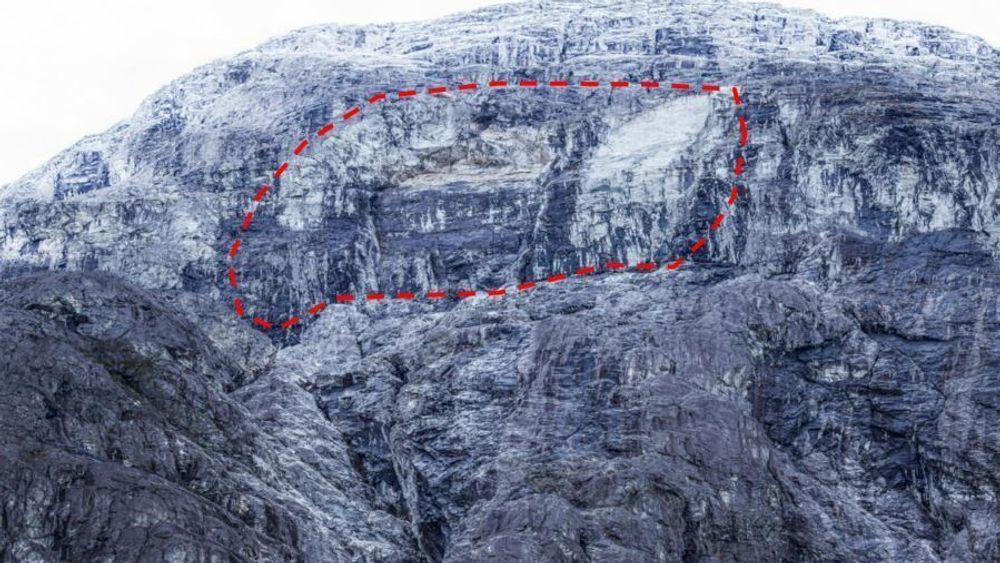Det røde omrisset viser det mest typiske løsneområdet for steinsprangene i området. Øvre del av ura ligger nedenfor kanten av bildet.