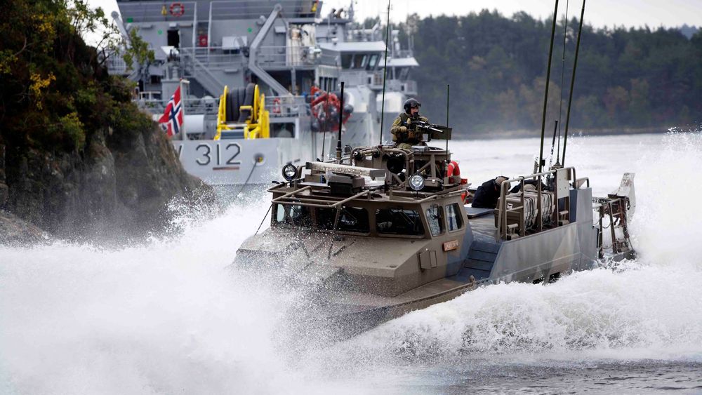 En demonstrasjon med kystjegere under åpningen av Sjøforsvarets nye militære treningsanlegg på Haakonsvern, her med Stridsbåt 90. 